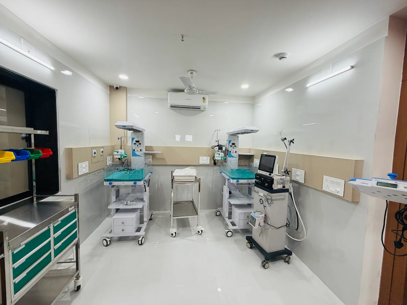 Advanced Neonatal Ventilator & Radiant Warmers